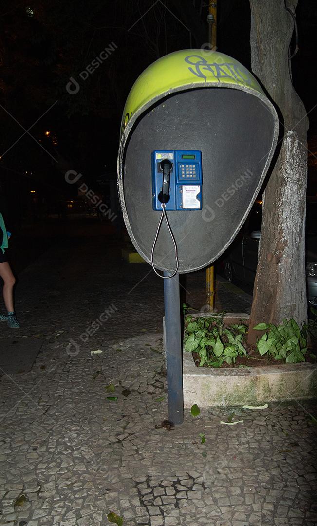 Telefone público antigo no centro da cidade de são paulo