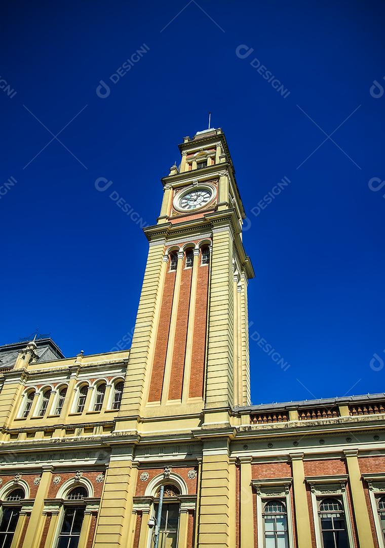 Vista da torre do relógio da estação Luz com céu azul