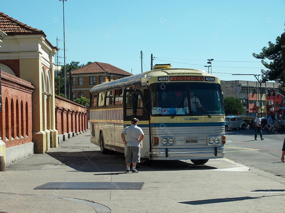 Vista do ônibus parado na estação da Luz