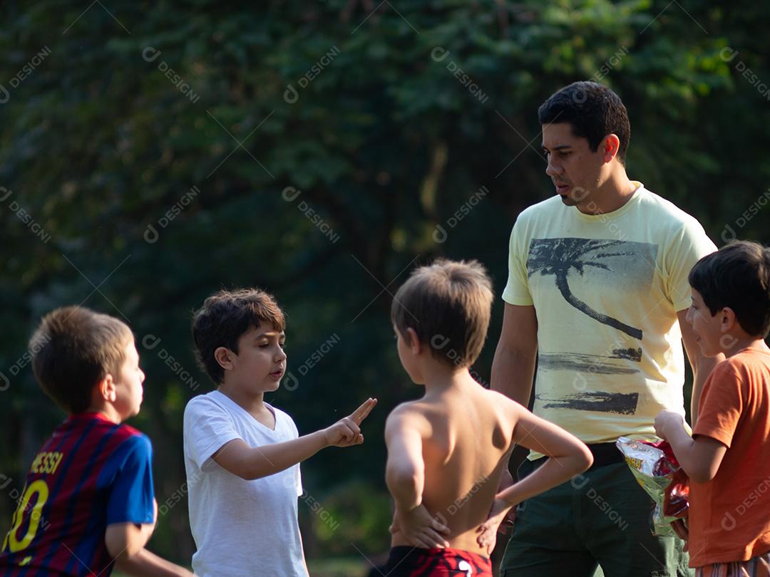 Crianças jogando futebol no parque do Ibirapuera.