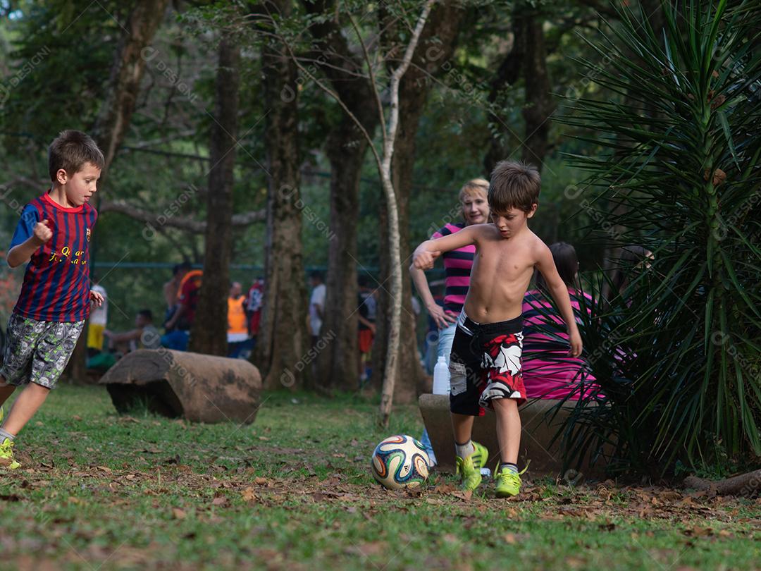 Crianças jogando futebol no parque do Ibirapuera.