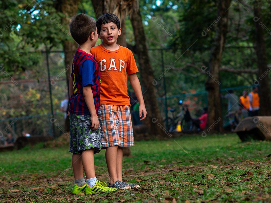Crianças jogando futebol no parque do Ibirapuera.