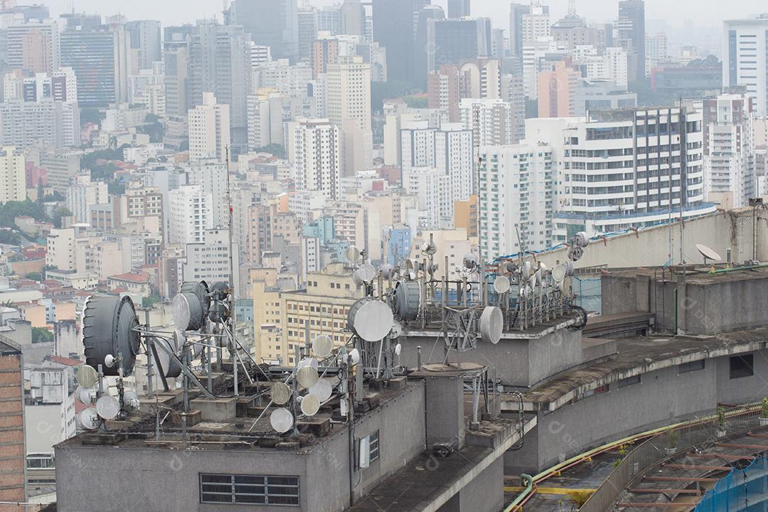 Conjunto de antenas de comunicação em um telhado de prédio no centro de São Paulo