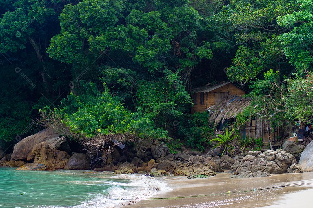 Vista das casas de pesca na Praia da Trindade.