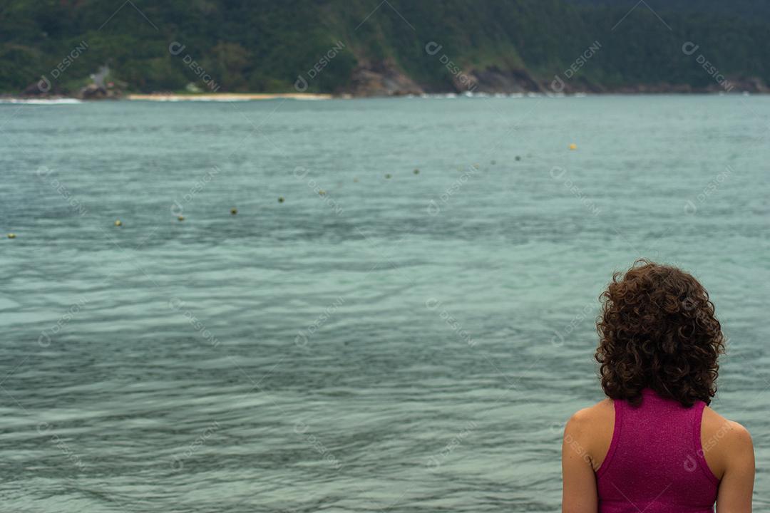 Vista de uma jovem olhando para o mar