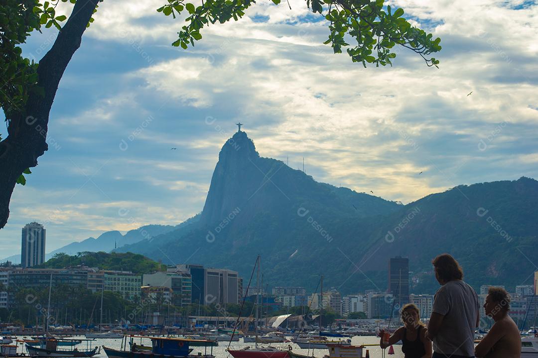 Vista de longe do corcovado no Rio de Janeiro