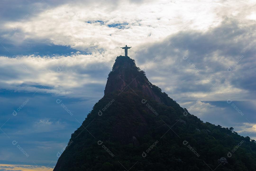 Vista de longe do corcovado no Rio de Janeiro