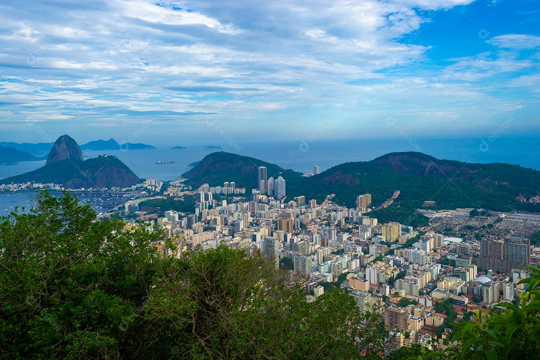 Linda vista panorâmica do Pão de Açúcar e da Baía de Botafogo.