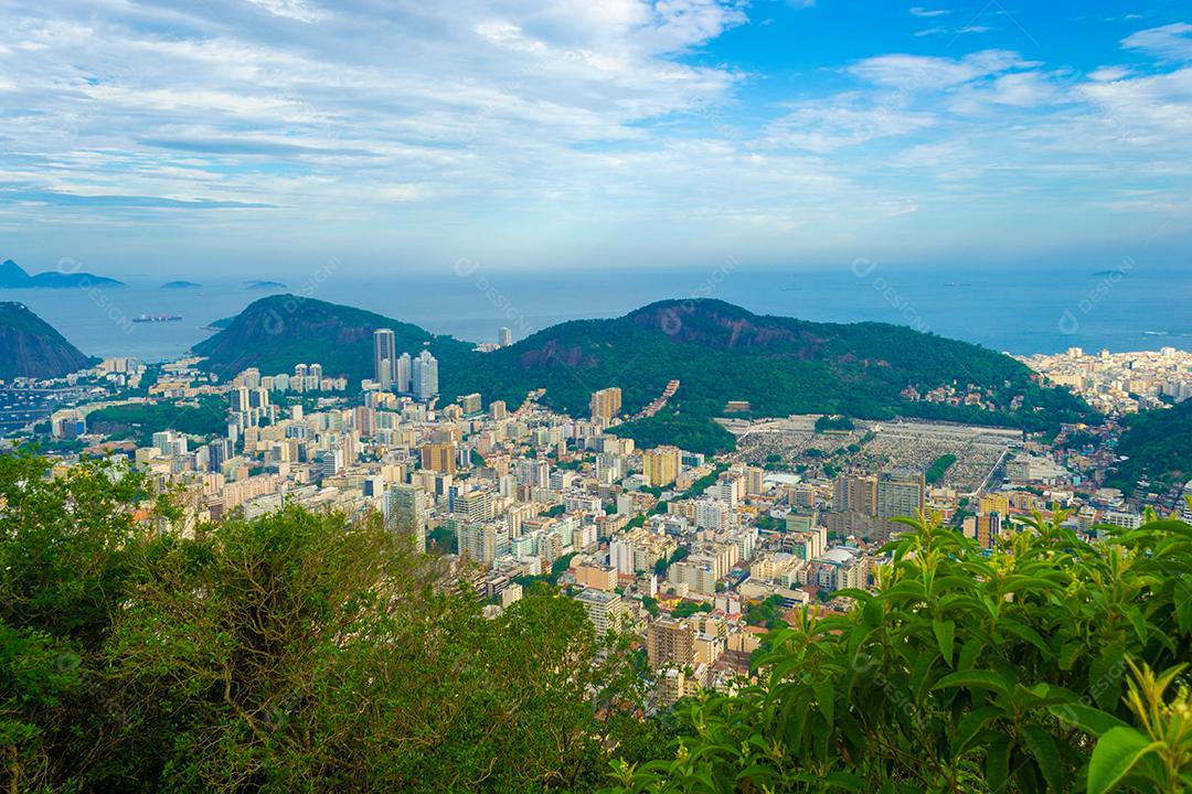 Vista panorâmica da cidade do Rio de Janeiro no verão.