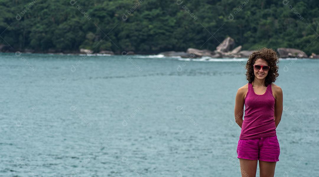 Vista da bela mulher brasileira na praia