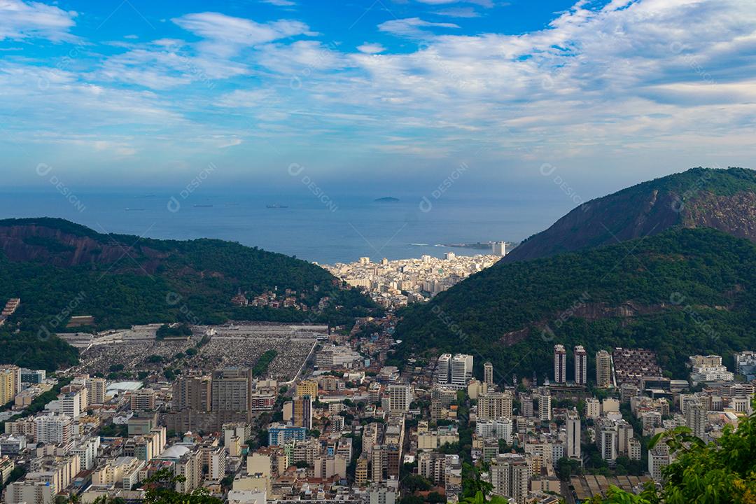 Vista panorâmica da cidade do Rio de Janeiro no verão.