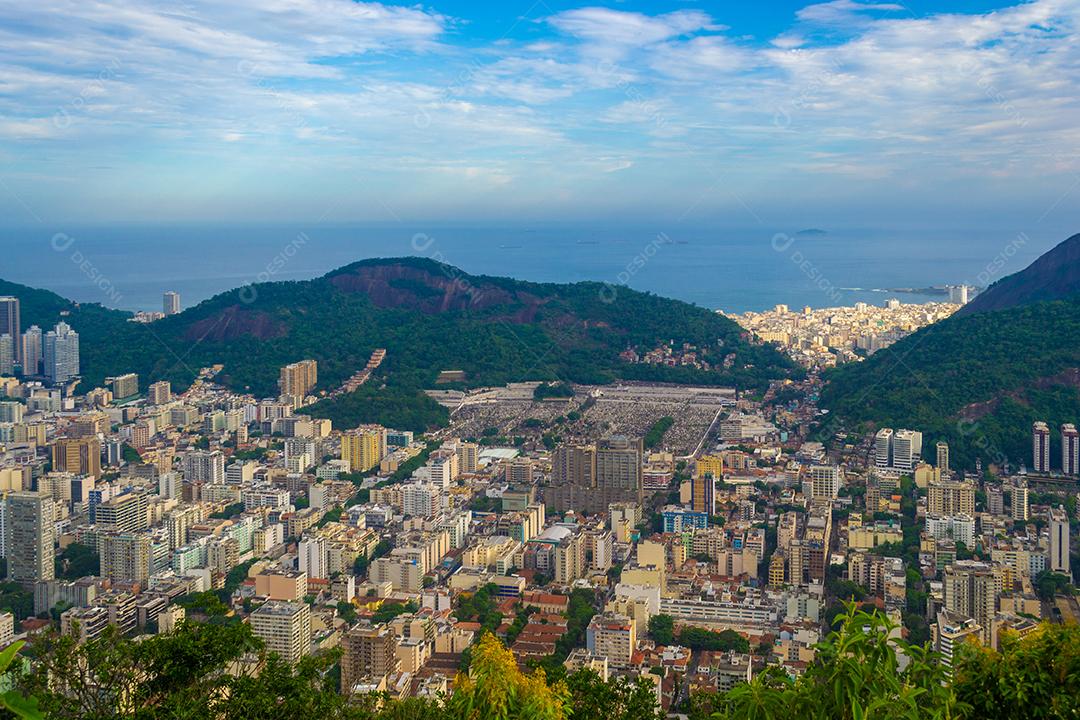 Vista panorâmica da cidade do Rio de Janeiro no verão.