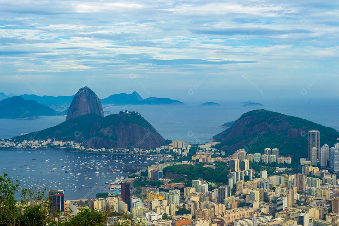 Linda vista panorâmica do Pão de Açúcar e da Baía de Botafogo.