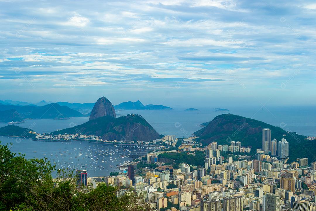 Linda vista panorâmica do Pão de Açúcar e da Baía de Botafogo.