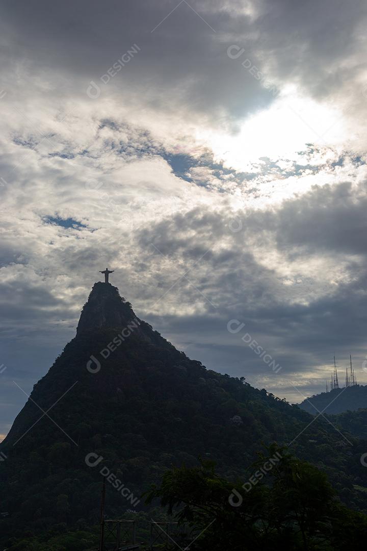 Vista de longe do corcovado no Rio de Janeiro.