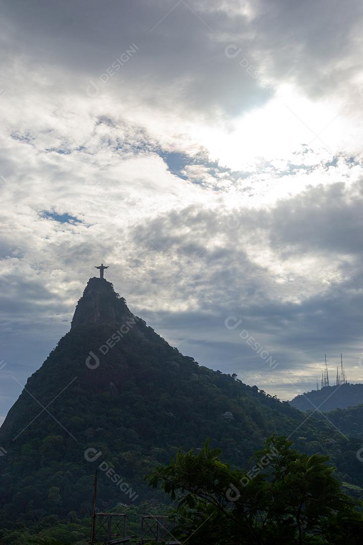 Vista de longe do corcovado no Rio de Janeiro