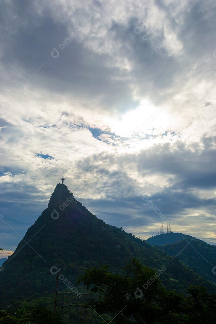 Vista de longe do corcovado no Rio de Janeiro