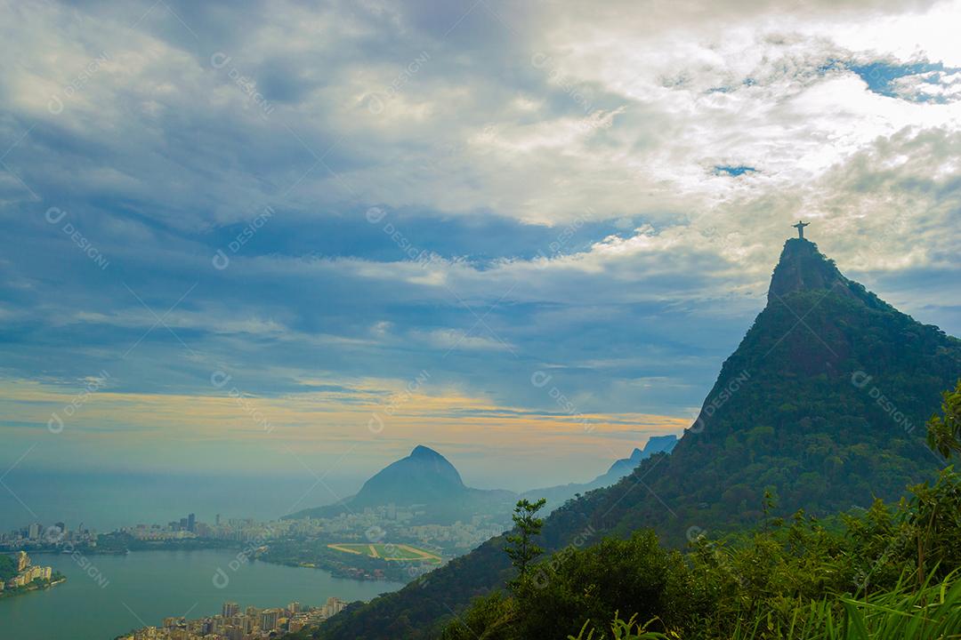 Vista de longe do corcovado no Rio de Janeiro