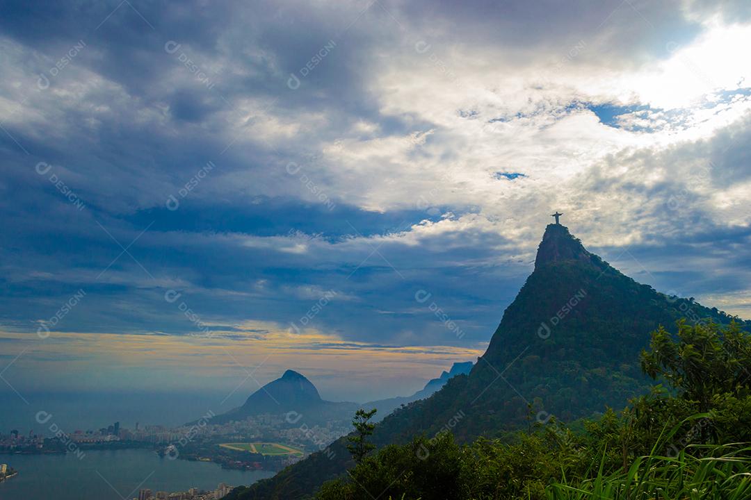 Vista de longe do corcovado no Rio de Janeiro