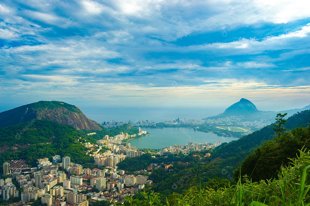 Vista panorâmica da cidade do Rio de Janeiro no verão.
