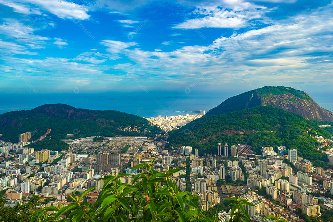 Vista panorâmica da cidade do Rio de Janeiro no verão.