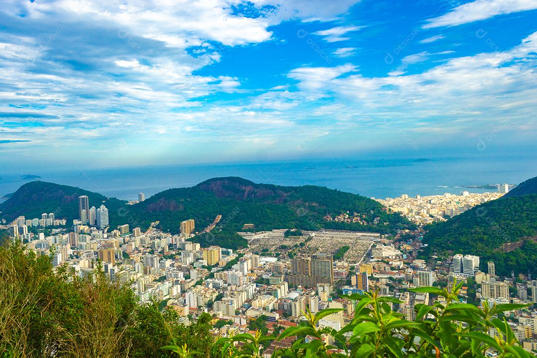 Vista panorâmica da cidade do Rio de Janeiro no verão.