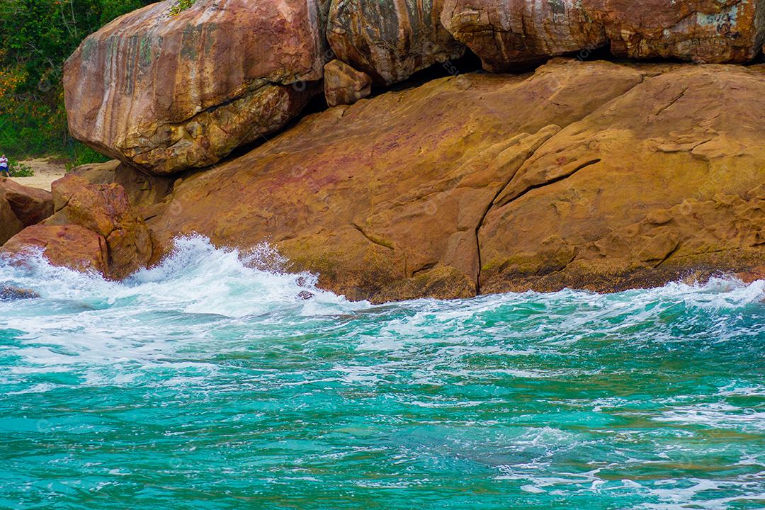 Ondas batendo nas rochas ao nascer do sol.