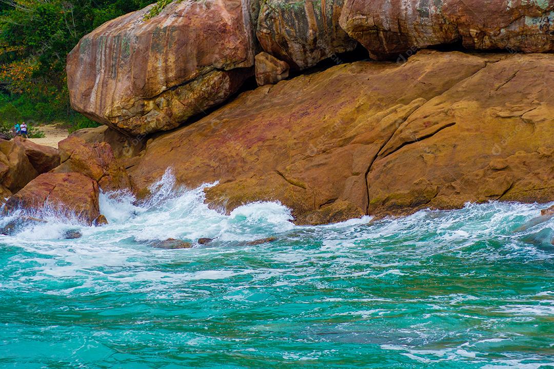 Ondas batendo nas rochas ao nascer do sol.