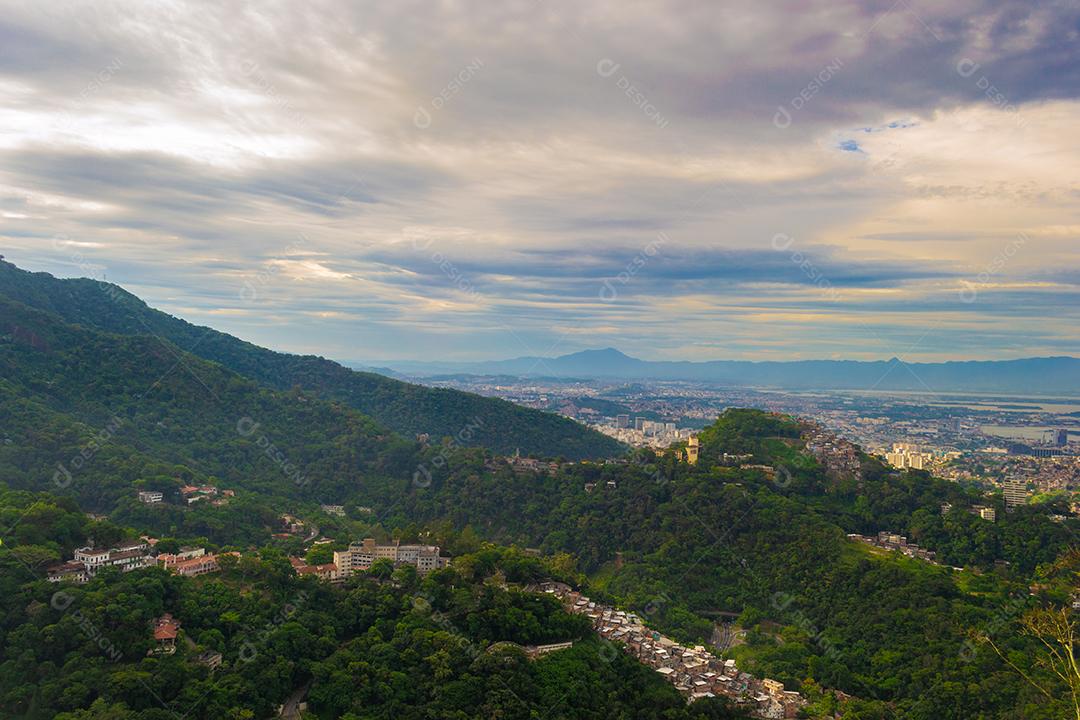 Vista aérea das favelas e da cidade do rio de janeiro.