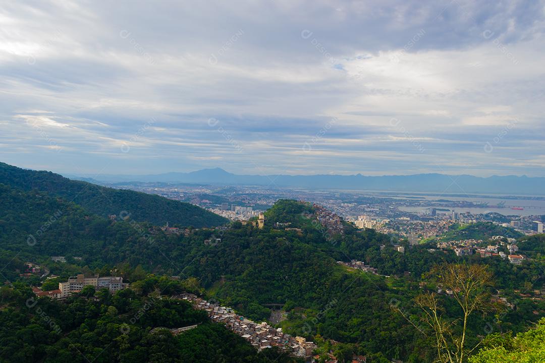 Vista aérea das favelas e da cidade do rio de janeiro.