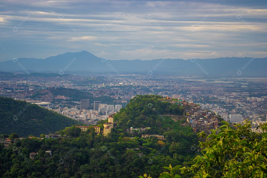 Vista aérea das favelas e da cidade do rio de janeiro.