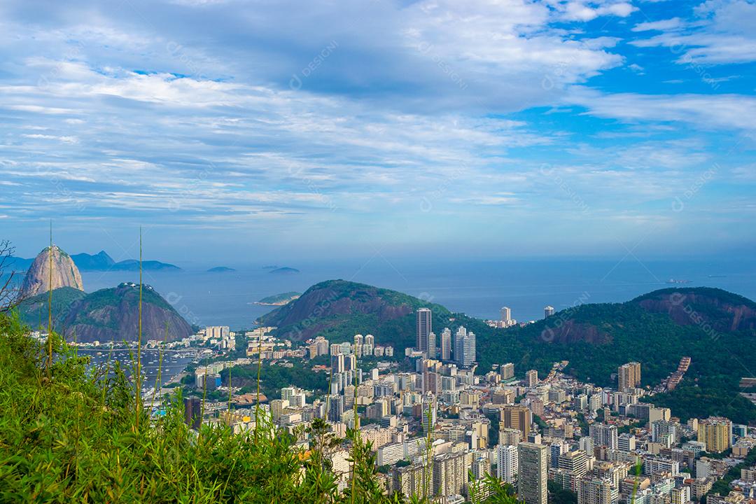 Linda vista panorâmica do Pão de Açúcar e da Baía de Botafogo.