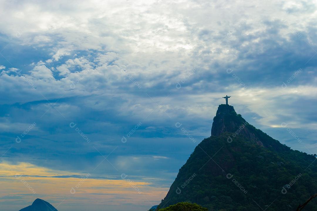 Vista de longe do corcovado no Rio de Janeiro.