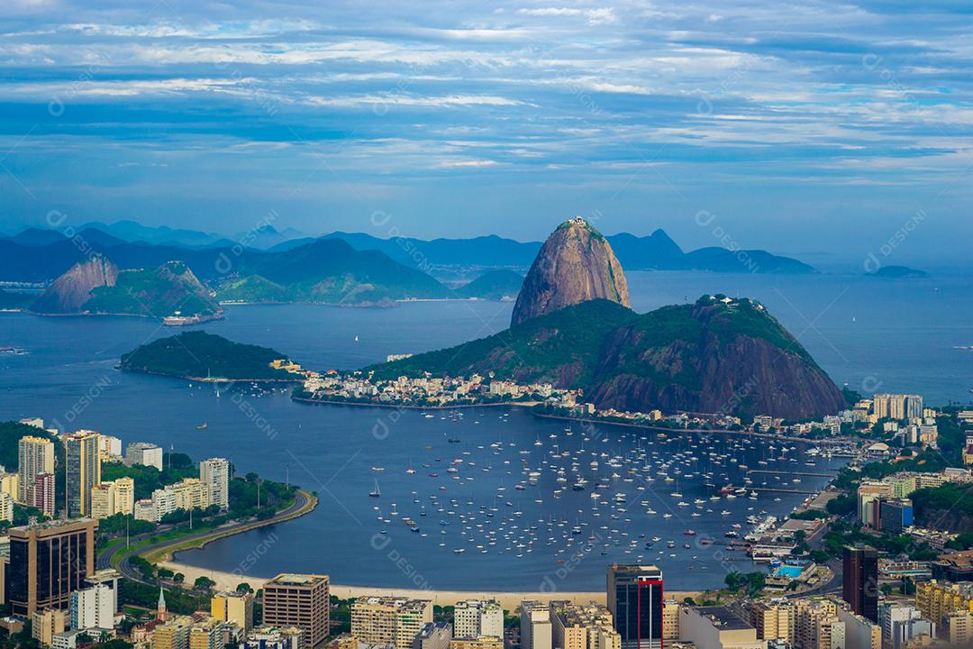 Linda vista panorâmica do Pão de Açúcar e da Baía de Botafogo.