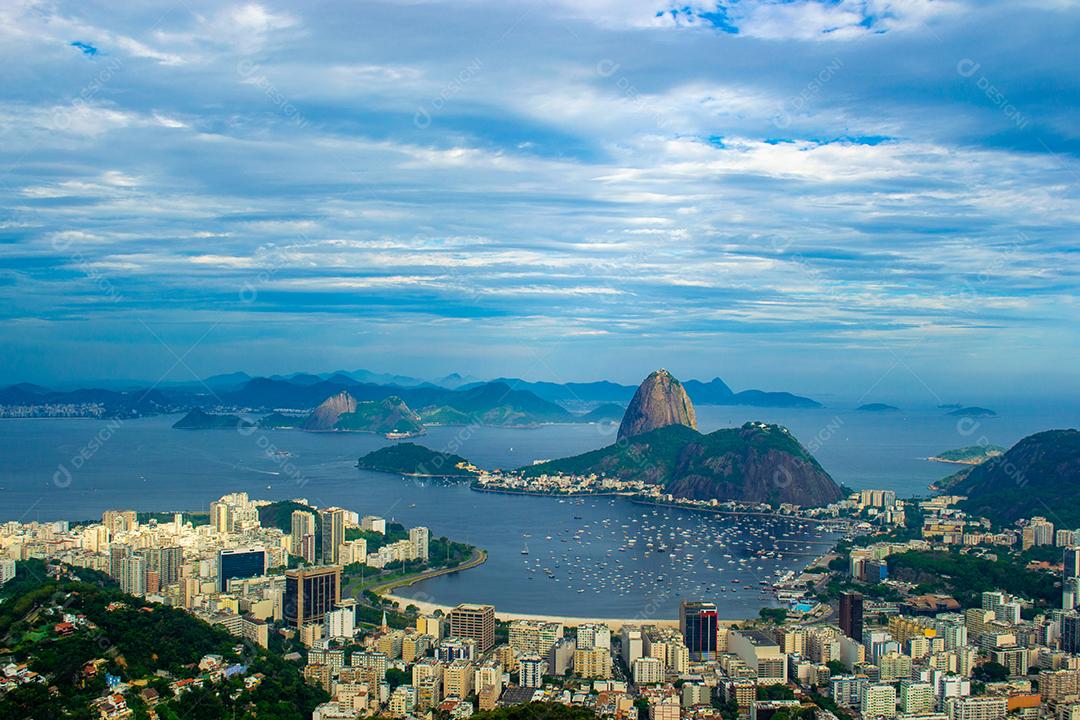 Linda vista panorâmica do Pão de Açúcar e da Baía de Botafogo.