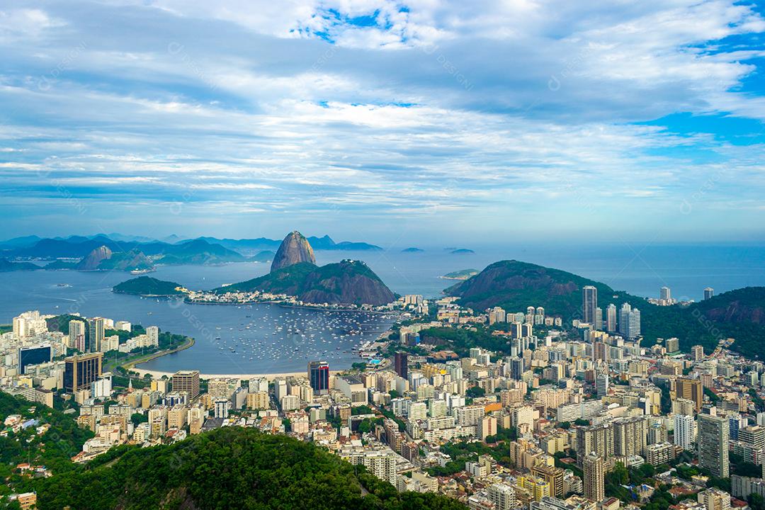 Linda vista panorâmica do Pão de Açúcar e da Baía de Botafogo.