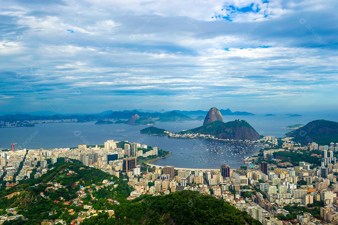 Linda vista panorâmica do Pão de Açúcar e da Baía de Botafogo.