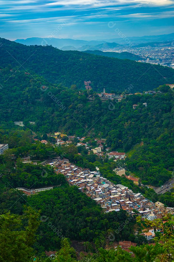 Vista aérea de favelas no Rio de Janeiro cercadas por floresta tropical