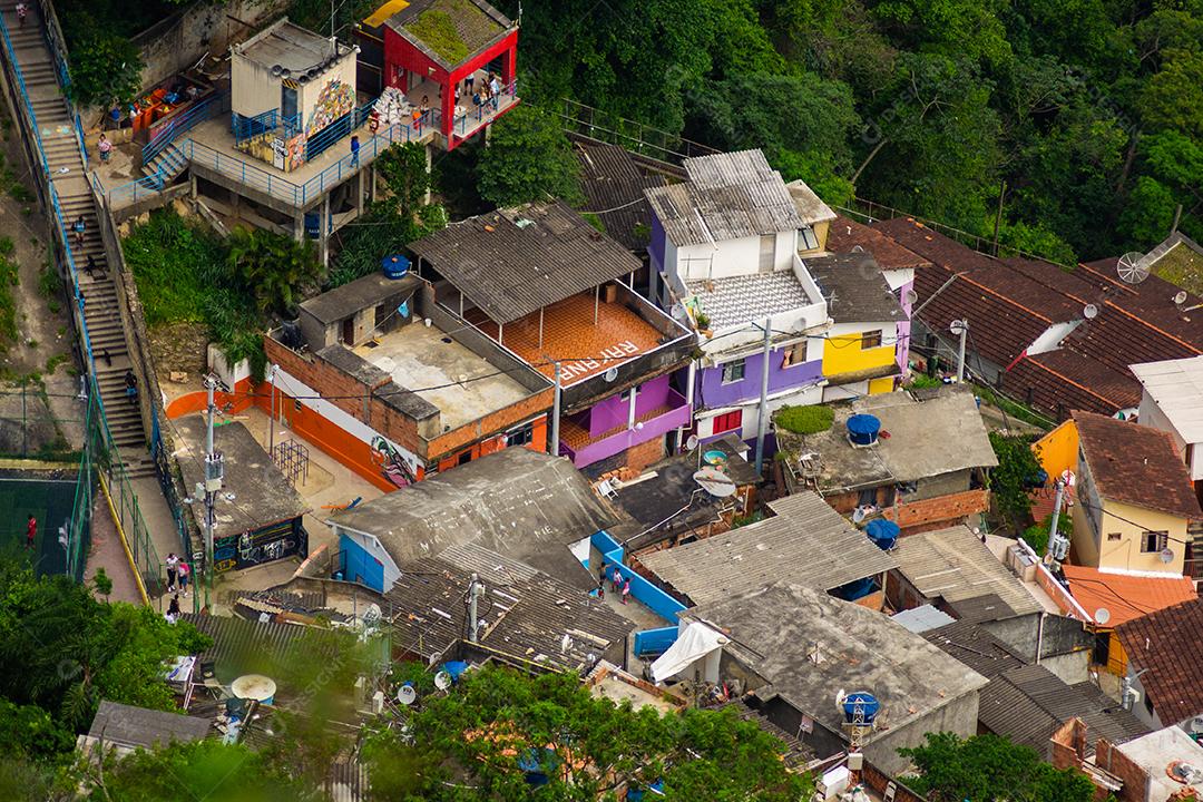 Vista aérea de favelas no Rio de Janeiro.