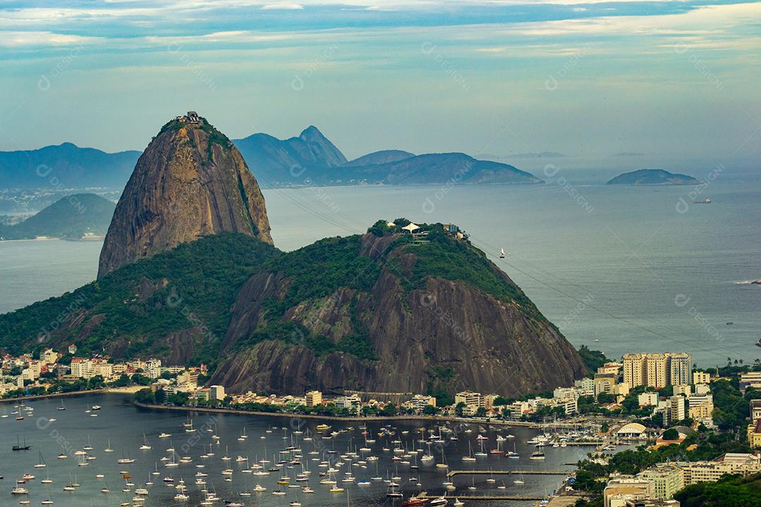 Linda vista panorâmica do Pão de Açúcar e da Baía de Botafogo.