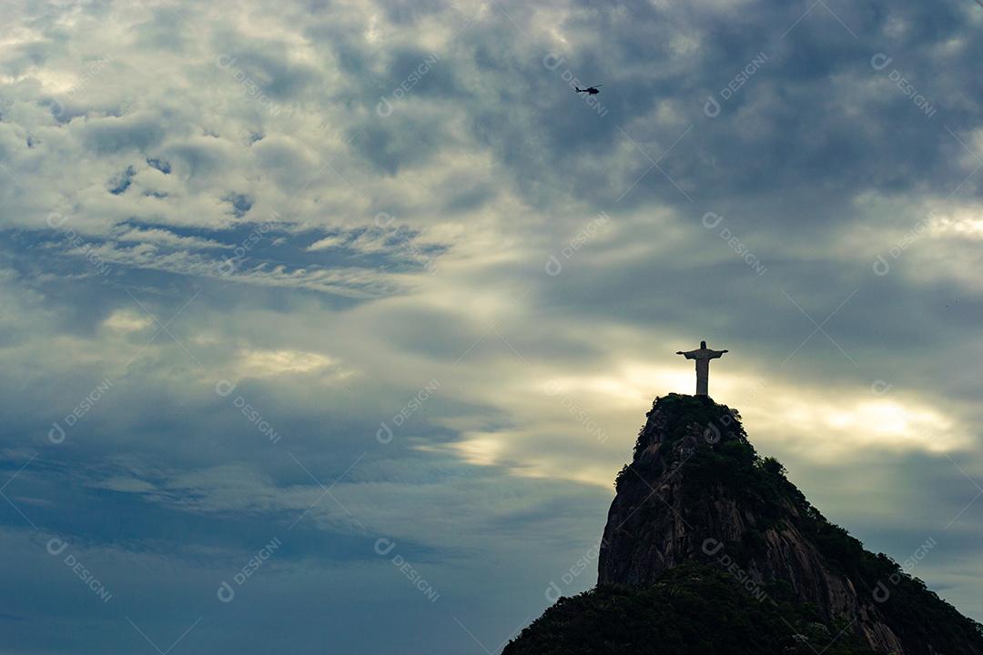 Vista de longe do corcovado no Rio de Janeiro