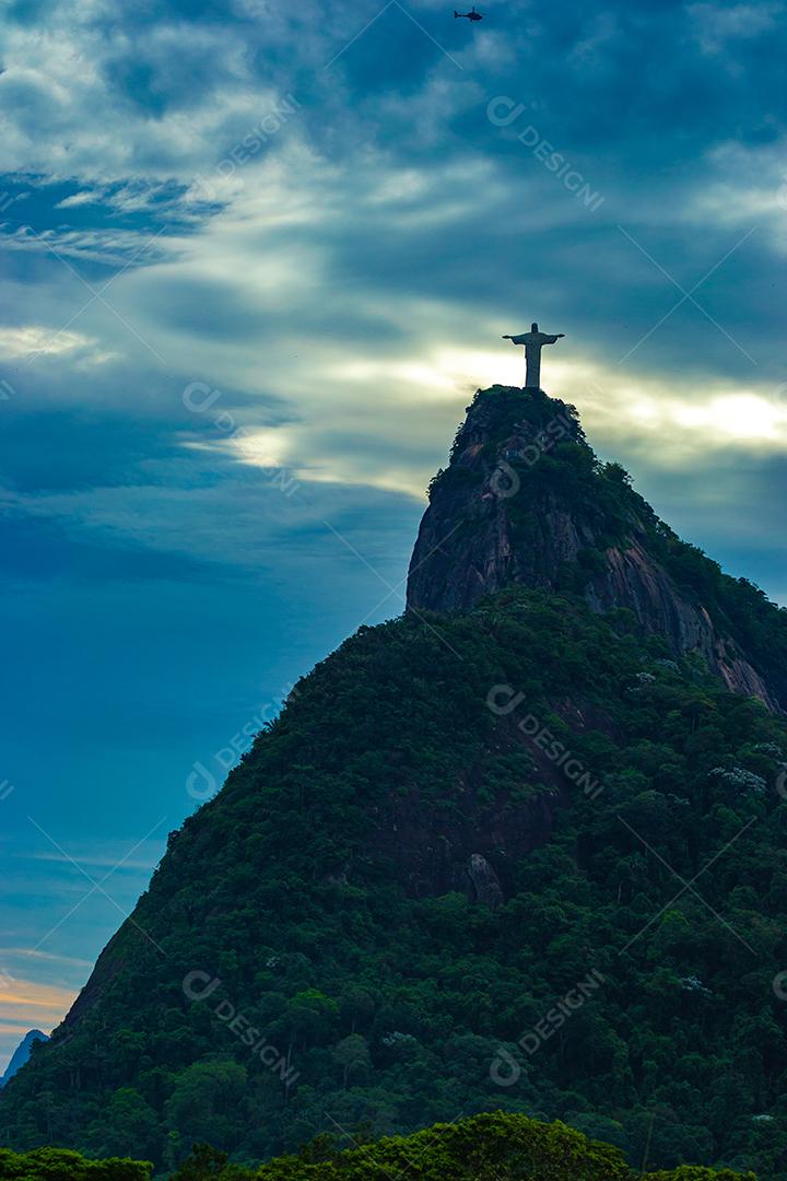 Vista de longe do corcovado no Rio de Janeiro