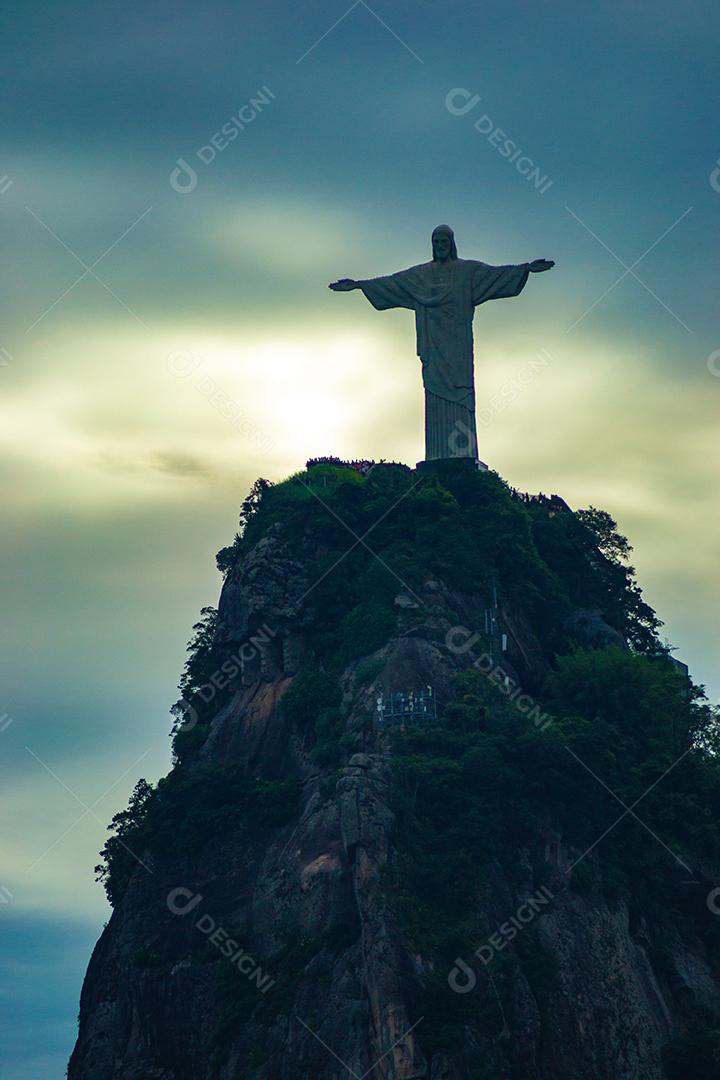 Vista de longe do corcovado no Rio de Janeiro