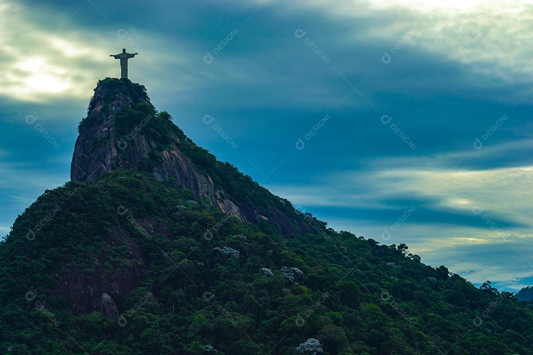 Vista de longe do corcovado no Rio de Janeiro