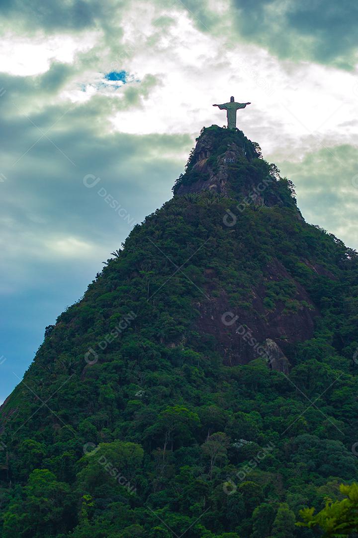 Vista de longe do corcovado no Rio de Janeiro.
