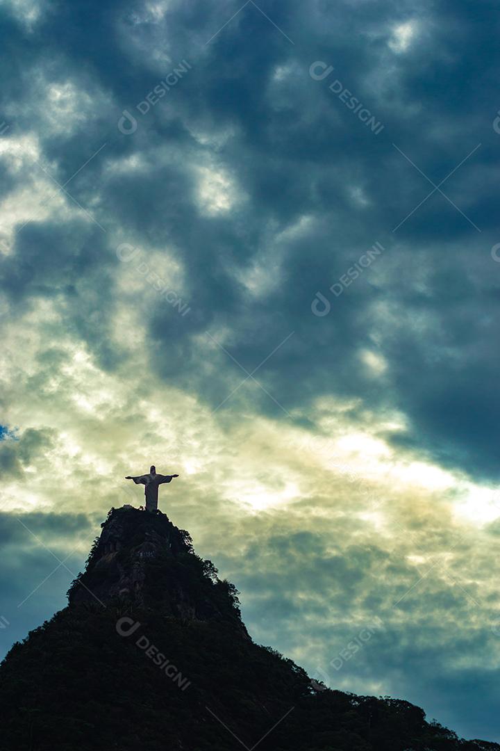 Vista de longe do corcovado no Rio de Janeiro.