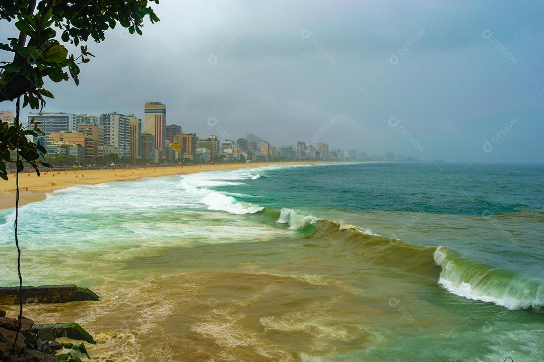 Vista aérea da praia do Leblon no Rio de Janeiro no verão cheio de gente.