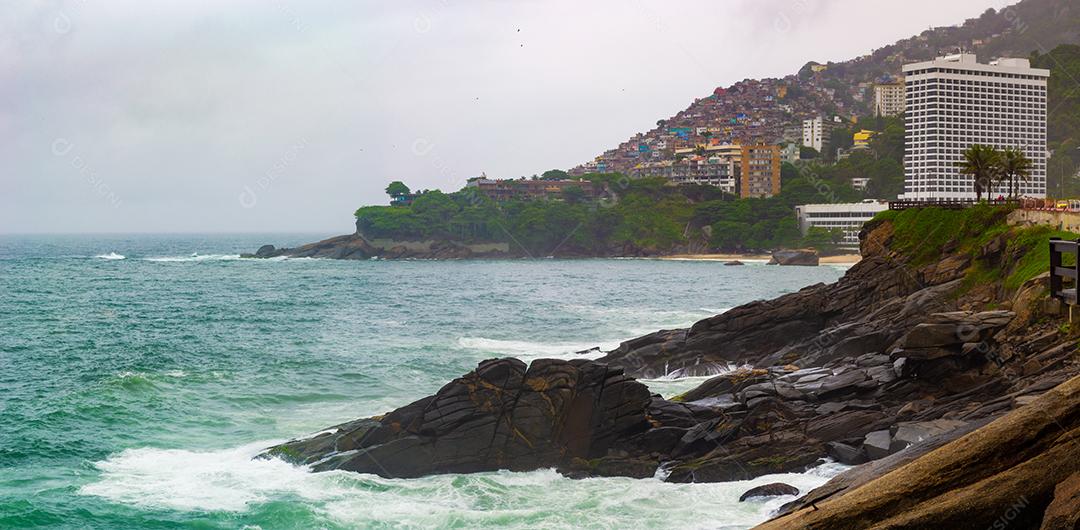 Vista do Rio de Janeiro com praias, favelas e arquitetura.