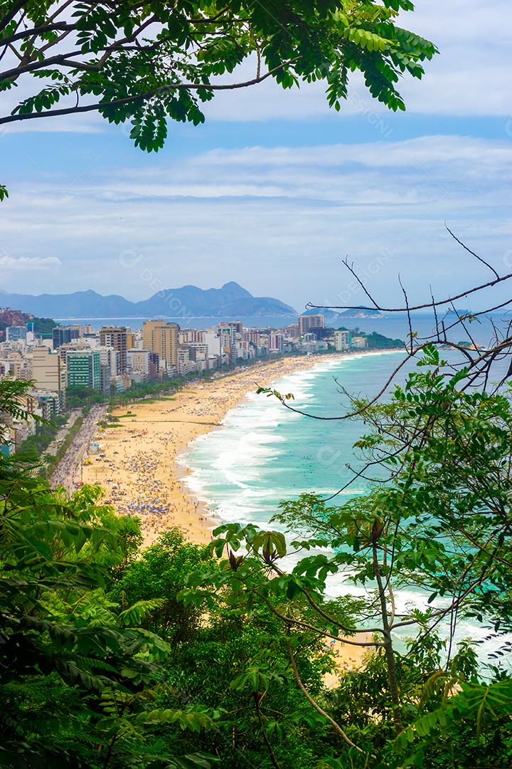 Vista aérea da praia do Leblon no Rio de Janeiro no verão cheio de gente.