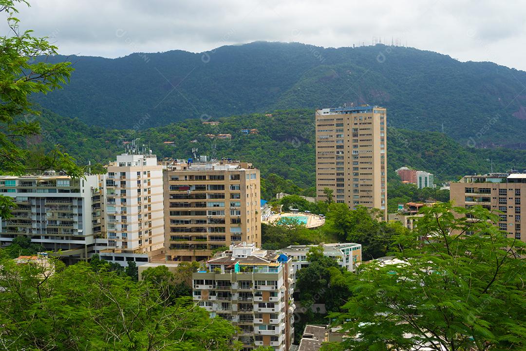 Vista de prédios no meio da floresta tropical no Rio de Janeiro.
